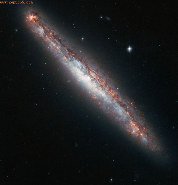 这是哈勃望远镜拍摄的侧向旋涡星系NGC 5775，它存在一个气体晕结构。天文学家们认为这可能和该星系中出现的超新星爆发有关