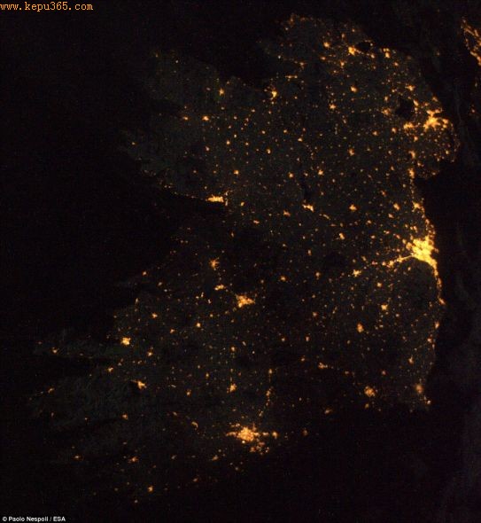 在爱尔兰和北爱尔兰的这张夜景图上，贝尔法斯特、都柏林和科克异常显眼
