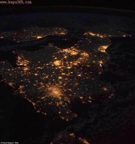 意大利宇航员保罗・内斯波利趁着夜空晴朗无云，在距离地面大约230英里(370.15公里)的国际空间站上拍摄到这些令人难以置信的照片