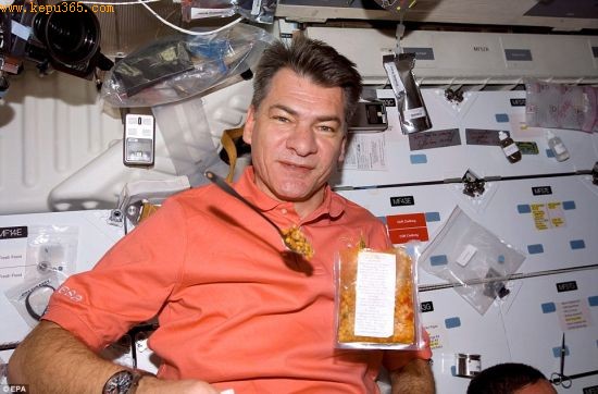 意大利宇航员保罗・内斯波利在上个月离开空间站，开始重返地球的旅行不久后拍摄了这些图片