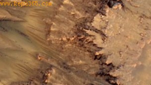 美科学家称，飞船拍摄的图像显示，火星上部分地区有疑似是流动水的黑色痕迹