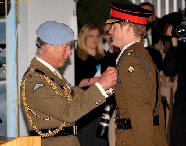 2010年5月7日，威尔士亲王向成功完成空军操作训练课程的毕业生们颁发了徽章，其中包括哈里王子。