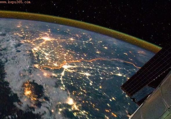 印巴边界夜景(图片来源：NASA)