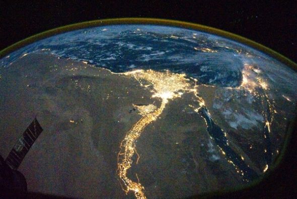 这是埃及沿着尼罗河沿岸的灯光，科学家们近期提出通过对外星人城市灯光的探测，或许将帮助我们找到它们存在的线索