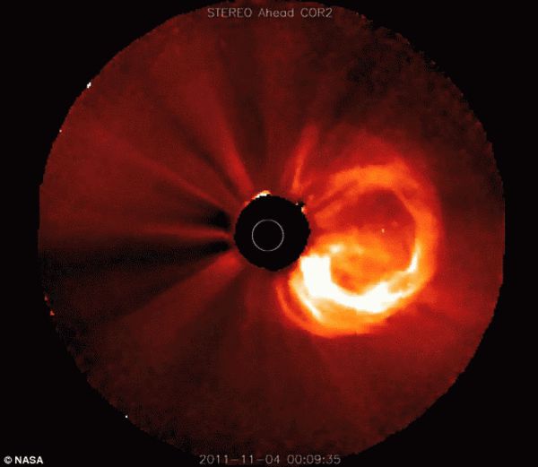 美国宇航局双立体观日航天器拍摄到日冕物质喷射。