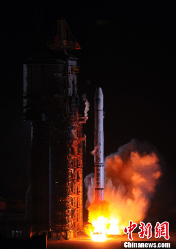 12月2日清晨，中国在西昌卫星发射中心用“长征三号甲”运载火箭，成功发射中国第十颗北斗导航卫星。孙自法 摄