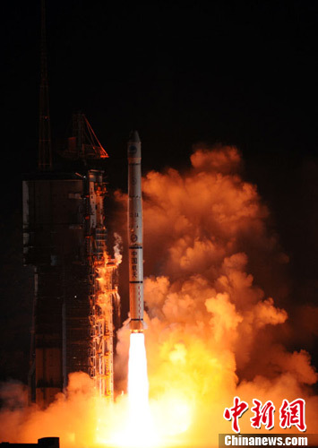 12月2日清晨，中国在西昌卫星发射中心用“长征三号甲”运载火箭，成功发射中国第十颗北斗导航卫星。孙自法 摄