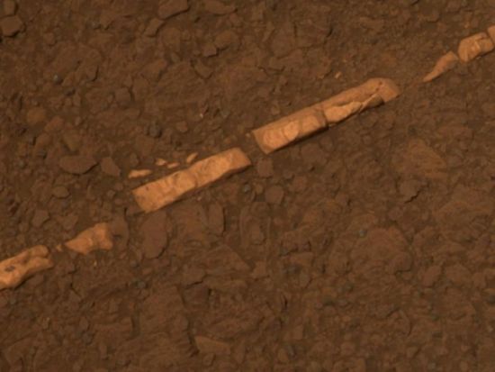 这是一处被称为“霍姆斯特克”的石膏矿脉，照片由机遇号火星车的全景相机拍摄，其宽度约合人的大拇指相当(约1~2厘米)，长度约40.6~50.8厘米，稍稍高出地表基岩