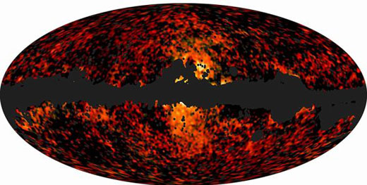 科学家利用普朗克望远镜的观测数据绘制的全天图，展示了银河系中央的一层“薄雾”。科学家尚不清楚这层“薄雾”如何形成