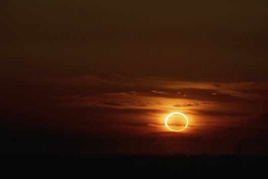 1992年发生的一次日环食，太阳如同一个金戒指。