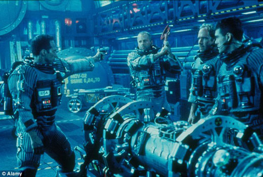 1998年电影布鲁斯-威利斯主演的《世界末日》，精英小组在一颗即将碰撞地球的小行星内部安装核弹