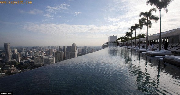 ：“空中花园”泳池长150米，是奥运会泳池长度的三倍