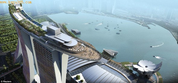 展示滨海湾金沙酒店塔楼顶层空中花园及巨大泳池的艺术效果图