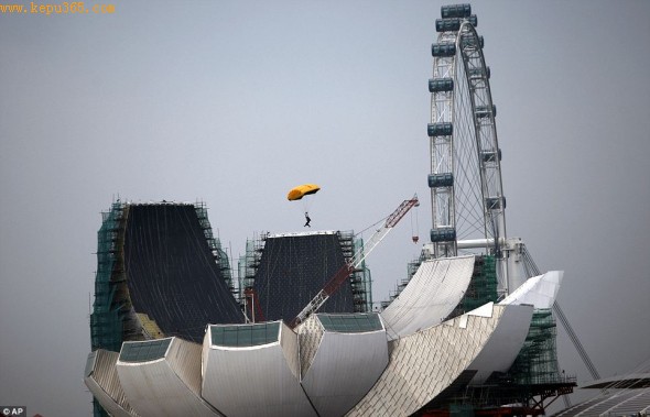 6月23日的开业庆典上，一位高空跳伞者飞越新加坡摩天观景轮和滨海湾金沙酒店