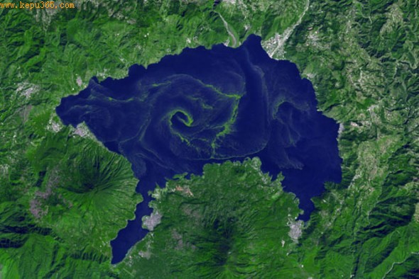 危地马拉阿帝兰湖蓝藻大爆发