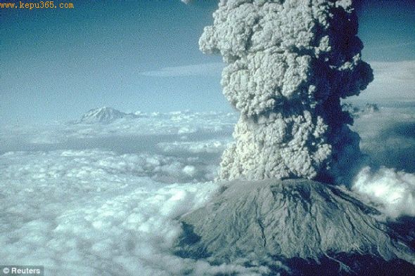 位于美国华盛顿州的圣海伦斯火山1980年7月22日喷发时的景象。黄石国家公园地下火山一旦爆发，破坏力将是圣海伦斯火山的一千倍