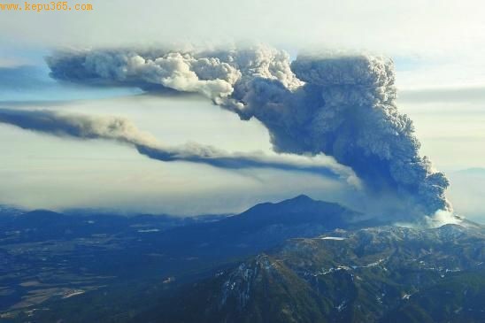 日本活火山――雾岛新燃岳在27日以来持续喷发。 