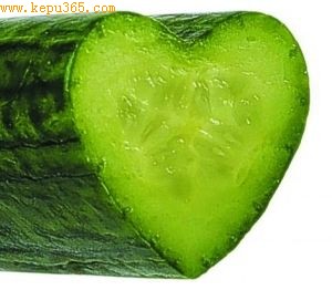 英国一家超市提前在9日推出了专为情人节培育的心形黄瓜。