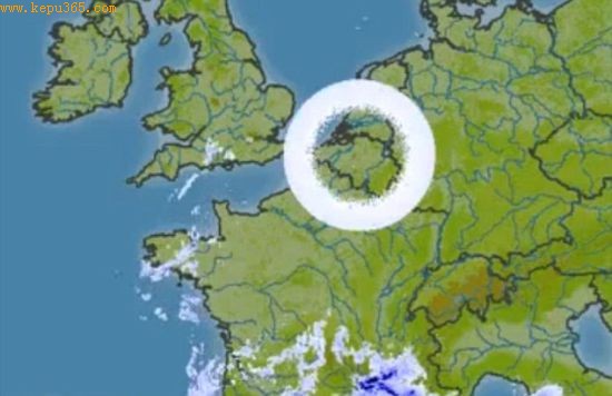  这个怪异的云层似乎是盘旋于比利时上空的巨型UFO。事实上，这是大气中融化的雪干扰气象雷达所形成的怪异雷达图像。