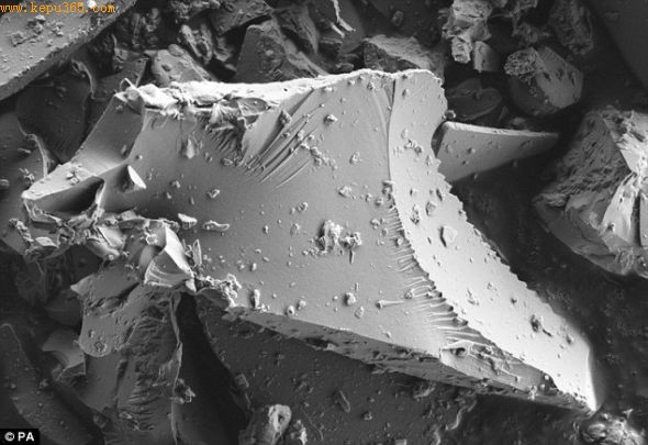 这是一片显微镜下看到的取自阿伯丁的疑似冰岛火山玻璃颗粒碎屑