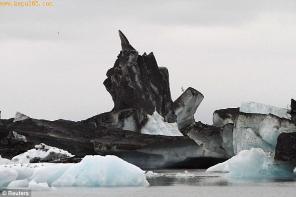 黑白的世界：沉降的火山灰将冰岛的皑皑白雪染成了黑色