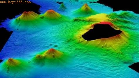 海底火山！里特博士的小组对一条宽约100英里(约合161公里)，长度约等于英国的海域进行海底地形测绘，并在此过程中发现了12座先前未知的新火山，图中缺失部分是露出水面的岛屿
