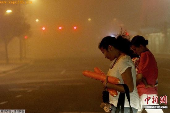 美凤凰城再遭强烈沙尘暴袭击大量航班被迫取消