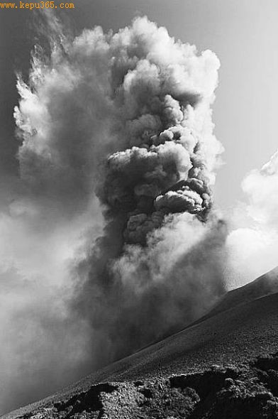 喷发中的火山