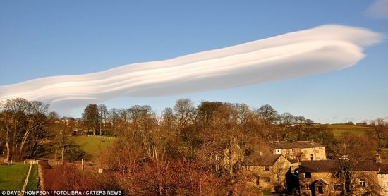 英国西约克郡法士利上空出现UFO云
