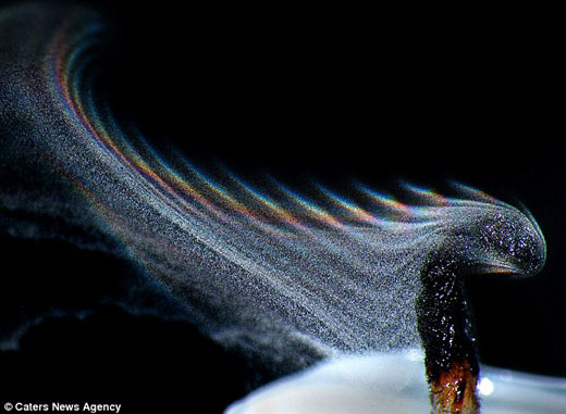 烟雾效果：摄影师格罗佛拍摄25次蜡烛熄灭瞬间才获得这种惊人的“彩虹”