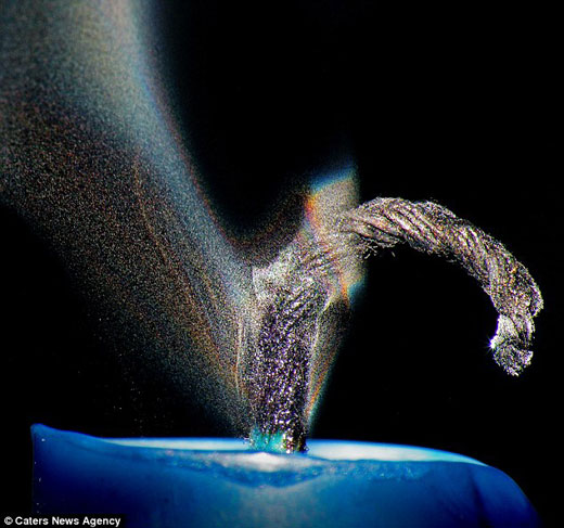 玩火：摄影师格罗佛拍摄透明微观蜡烛液滴形成的独特视觉图像