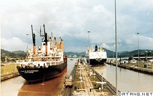 正在通过巴拿马运河的船只