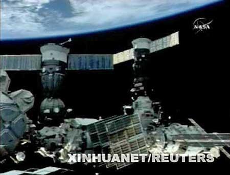 俄联盟飞船返回舱平安落地 3名宇航员安然无恙 俄联盟飞船返回舱平安落地 3名宇航员安然无恙