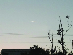 南京多人看到“UFO”像椭圆形脸盆 原来是飞机