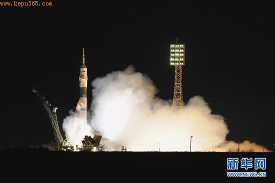 4��5�գ�����˹���Ӽ��֡������˷ɴ�Я��3�������Ա�ӹ�����˹̹�ݿ�Ŭ�����䳡���գ�ǰ�����ʿռ�վ�� �»���/����