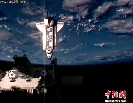  2011��5��18�գ���������������������α�׼ʱ��18��10��14�ֱ���ʱ������6��14�֣����ܽ��š�����ɻ�����ʿռ�վ�ɹ��Խӡ�ͼΪ���ܽ��š�����ɻ��ӽ����ʿռ�վ�� 