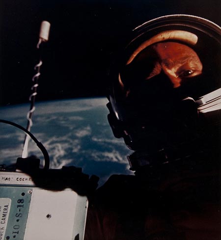 ͼƬ������1966��11�£�����&bull;�¶�������̫���еĵ�һ��Ф��ͼƬ