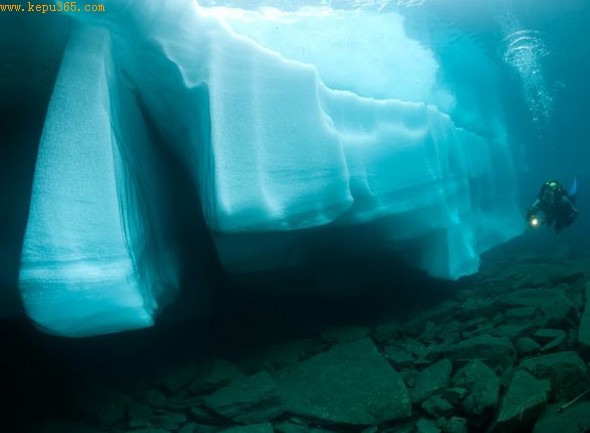 ǱˮԱ��ϸ̽����ɽ��ÿһ��������ѷ죬���������ھ޴�ı�ɽ��ǰ�Ե�ʮ����С