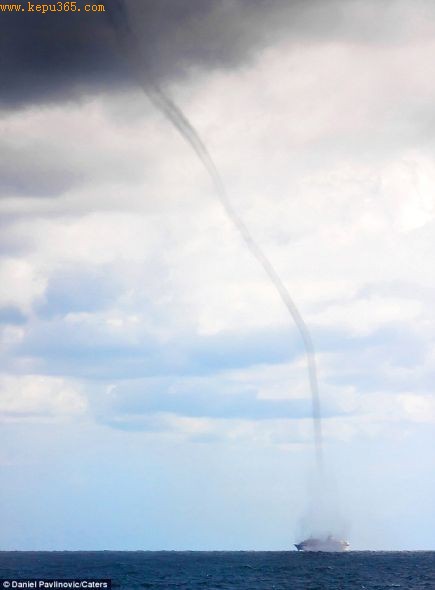 �������˾������Ƭ��ʾ����λ�ڿ��޵��ǶŲ��޷���˽�����һ����ͧ���⵽����������Ϯ��