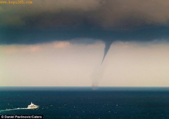 �ں�ѹѹ�Ļ������·���һ����ͧ��ʻ���ǵ����Ǻ��ϳ��ֵ�һ��������