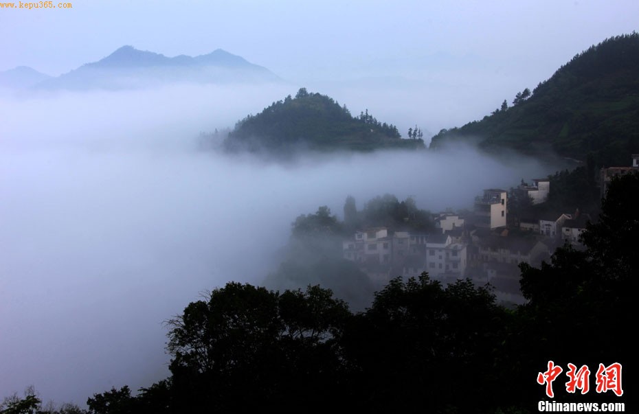 7��21�գ����ջ�ɽ��ʯ̶���ֺ������ƺ���ۡ��ƺ�ʱ�����ڷ�Ծ������ɽ��û��ʱ���������������������翵���ɽ֮�С��������ֵ�Ⱥ�����������ɾ�������ʤ�ա���Ҳ��� �� CNSPHOTO