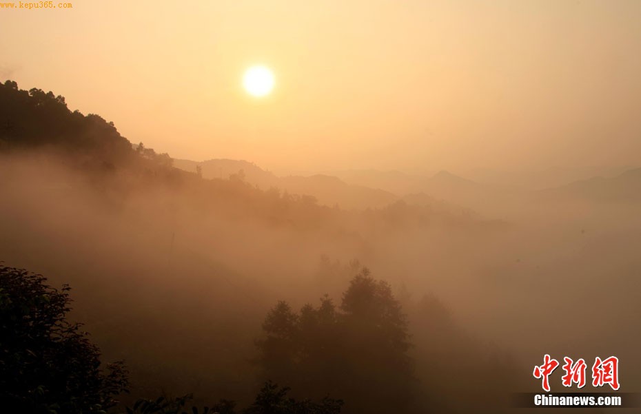 7��21�գ����ջ�ɽ��ʯ̶���ֺ������ƺ���ۡ��ƺ�ʱ�����ڷ�Ծ������ɽ��û��ʱ���������������������翵���ɽ֮�С��������ֵ�Ⱥ�����������ɾ�������ʤ�ա���Ҳ��� �� CNSPHOTO