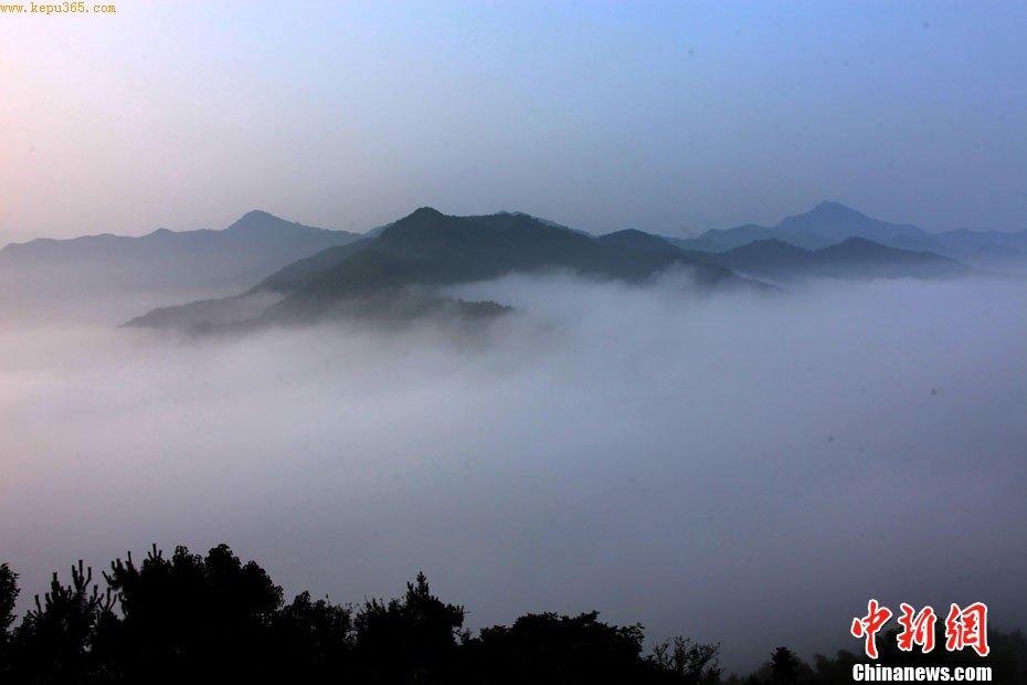 7��21�գ����ջ�ɽ��ʯ̶���ֺ������ƺ���ۡ��ƺ�ʱ�����ڷ�Ծ������ɽ��û��ʱ���������������������翵���ɽ֮�С��������ֵ�Ⱥ�����������ɾ�������ʤ�ա���Ҳ��� �� CNSPHOTO